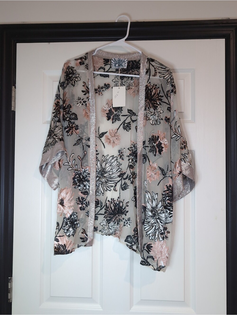 One size NWT Libby Story sheer floral kimono